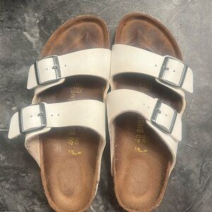 White Birkenstock Arizona Slide Sandal in White.  Sz: 40 (women’s 9-9.5/ men 7).
